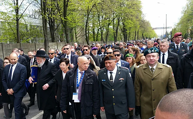 איזנקוט ובנט בצעדה