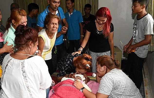 האם ובתה בלוויה