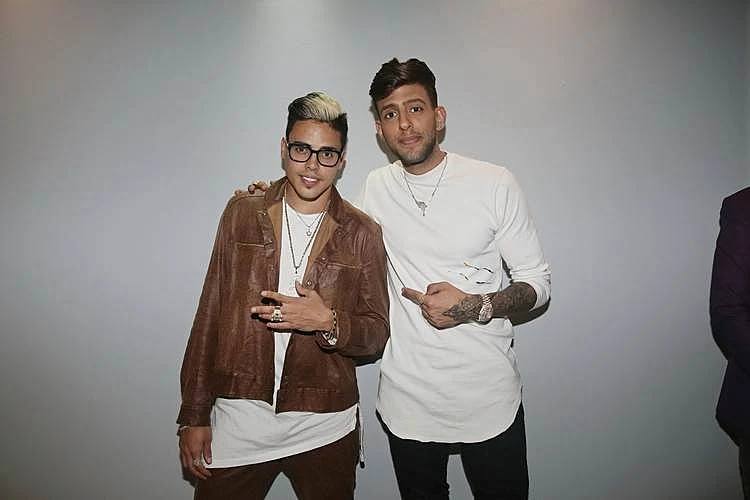 בזוגיות יציבה. גם אחד עם השני, וגם כל אחד עם זוגתו