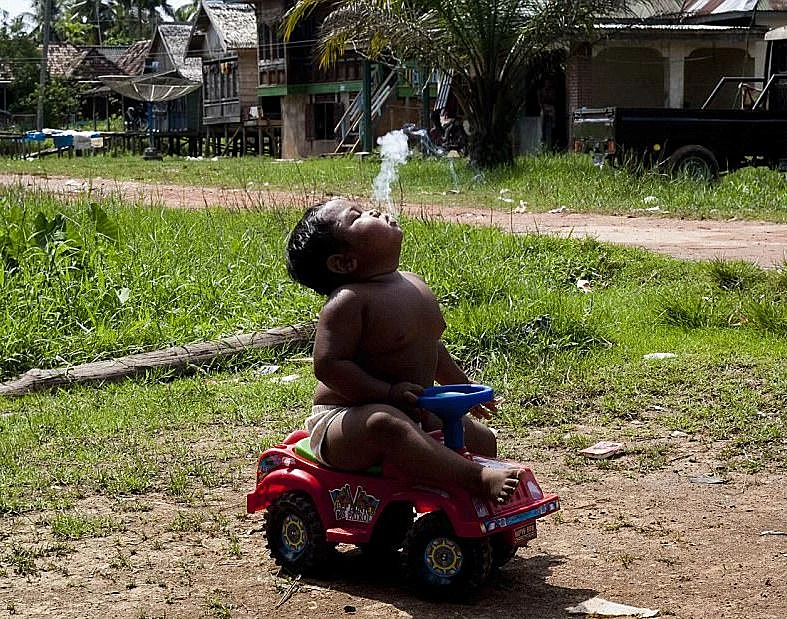 נוסע בבימבה עם סיגריה בפה