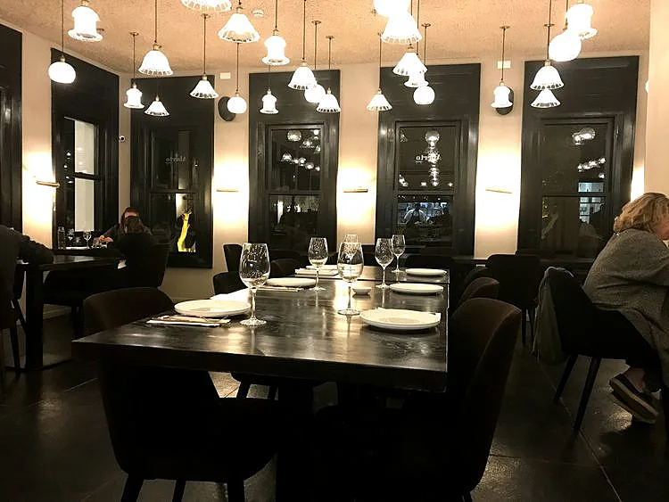 מסעדה במלון בוטיק שנטוע בלב שכונת מגורים. אברטו בגדרה