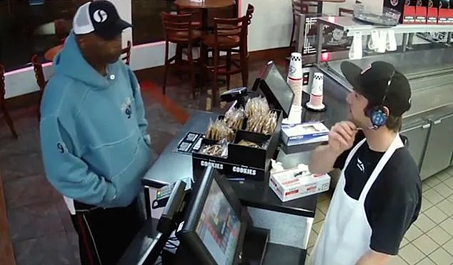 השודד ''מזמין משהו'' מהמוכר