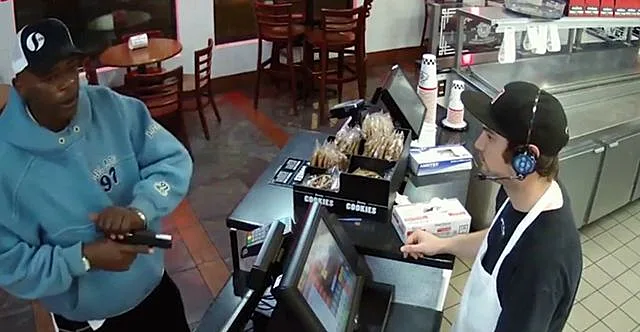 השודד טוען את אקדחו, המוכר נשאר אדיש