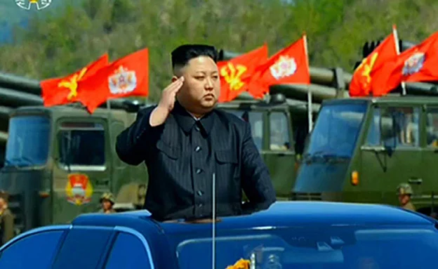 קים בתרגיל צבאי, ארכיון