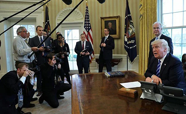 טראמפ מתגאה במשרד הנשיא