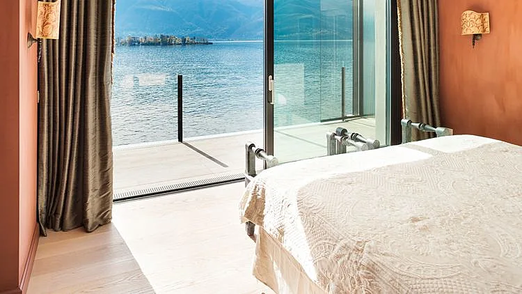 חוויה הכוללת גם חיסכון בעלויות הלינה בעת ביקור בבירות התיירות של אירופה. סירה שהוסבה למלון