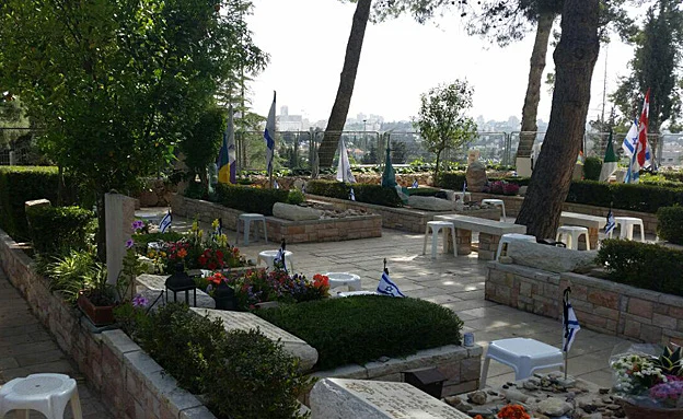 מחר: טקסים בבתי העלמין הצבאיים