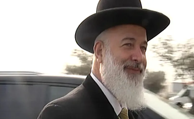 הרב מצגר בכניסה לכלא