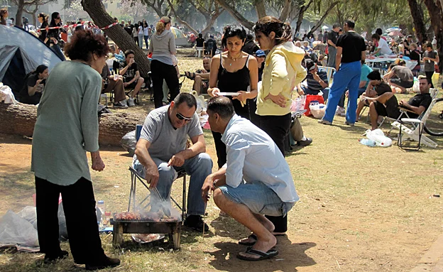 אלפי ישראלים פוקדים את הגנים הלאומיים
