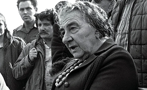 גולדה מאיר בחזית עם חיילים