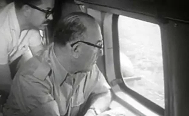 לוי אשכול במסוק מעל שמי הארץ