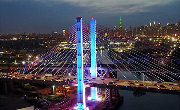 גשר קוזיצקו החדש מואר בכחול לבן