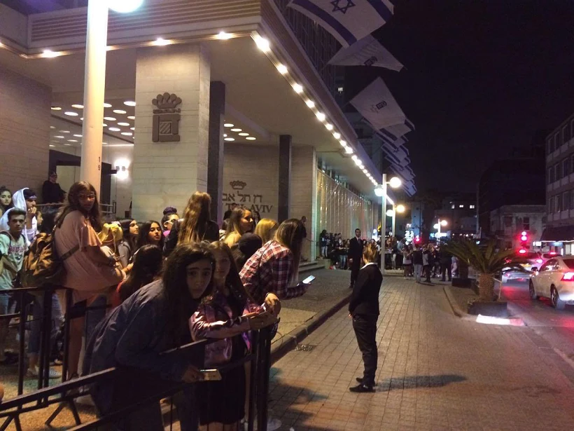 המעריצים המחכים לו מחוץ למלון