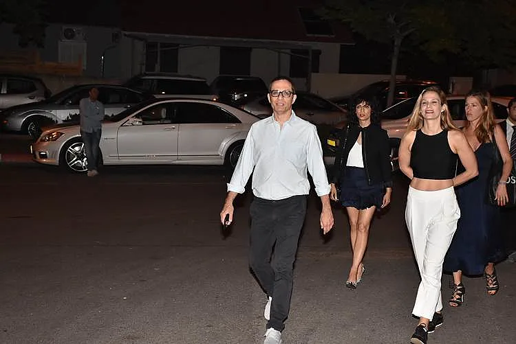 מצטרף לחגיגות. ארז טל