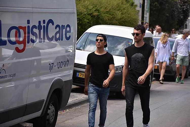 גברים בשחור. עידן רול והראל סקעת