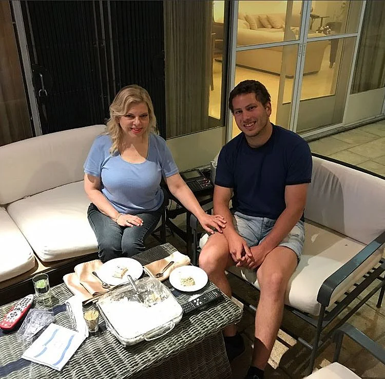 עם הבן. אבנר ושרה נתניהו