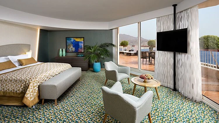 מקלחת קטנה, חדר ענק ומפנק