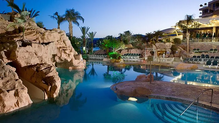 עיצוב מודרני של נווה מדבר עכשווי. בריכת המלון