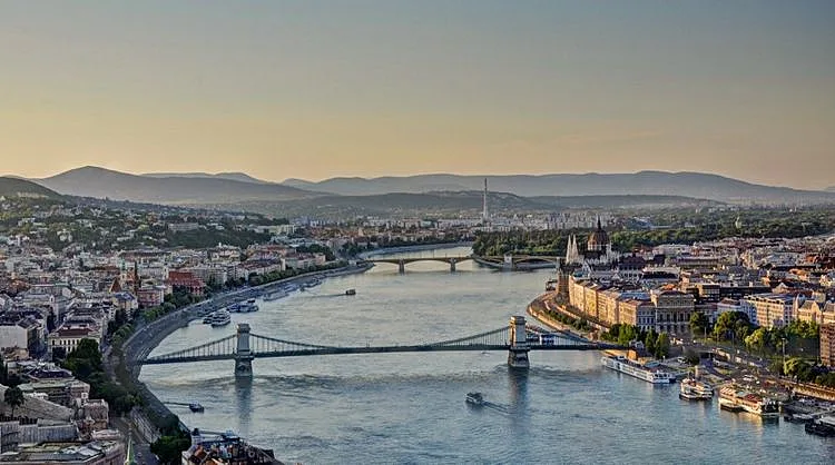 עם כל הכבוד לפארק המים, אל תפספסו סיור אחד לפחות בעיר שהוכרזה לא פעם כפנינה של אירופה - בודפשט