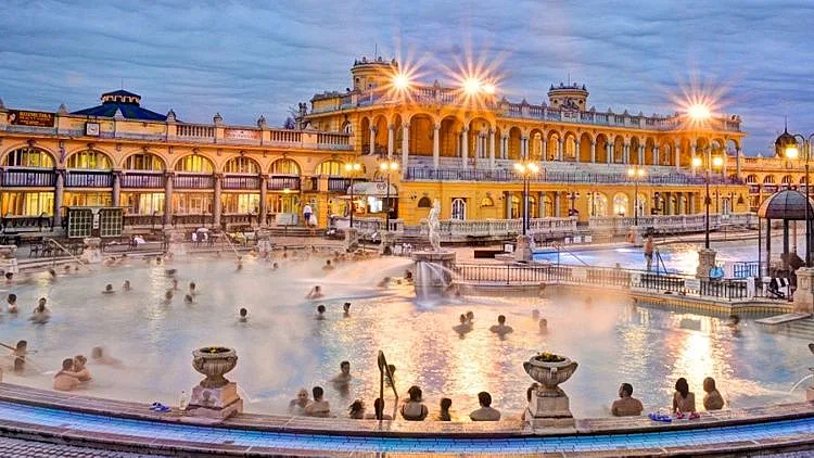 מאה ועשרים מעיינות חמים הפזורים בבודפשט העניקו לעיר את השם ''עיר המעיינות''