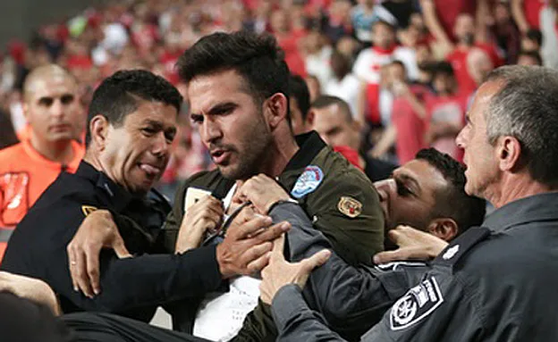 אוראל דגני והשוטרים בתום המשחק