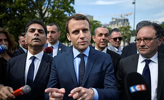 מוביל בסקרים. מקרון