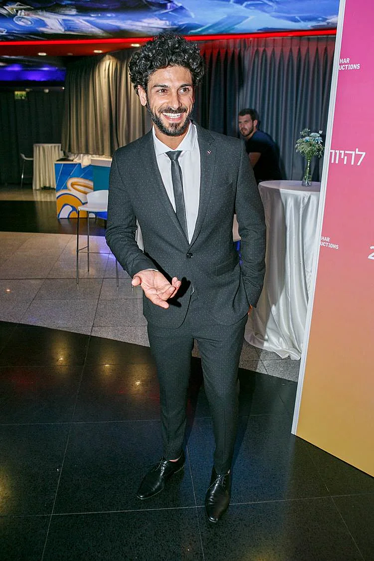 להיות איתו. אביב אלוש