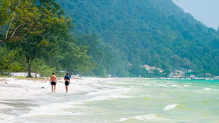 חופים בתוליים ומים צלולים