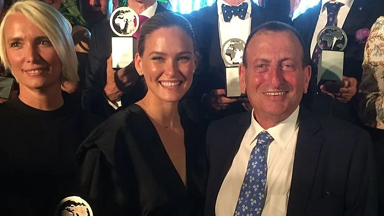 ראש עיריית תל אביב רון חולדאי והדוגמנית הבינלאומית בר רפאלי בטקס קבלת התואר