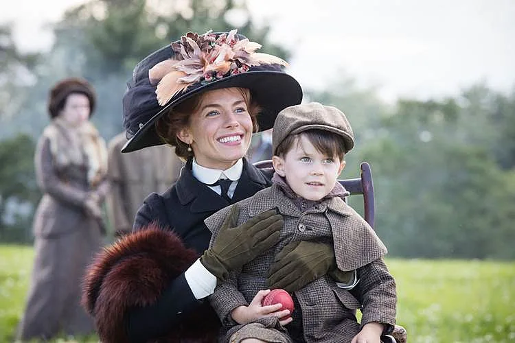 נינה (סיינה מילר) הנשארת מאחור