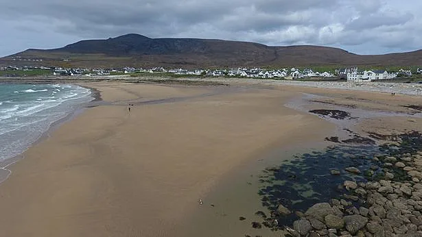 חוף הים לאחר חזרת החול המופלאה