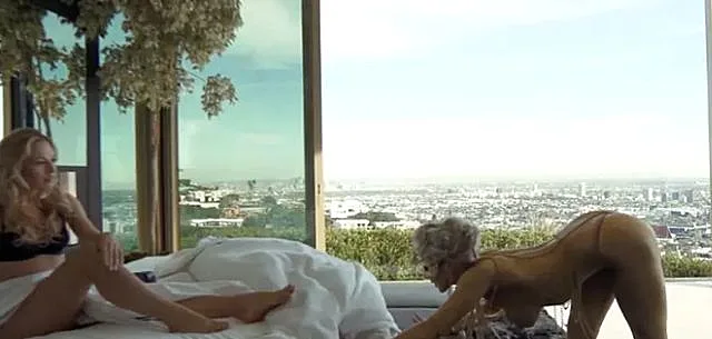 הבחורות מציגות את חדר השינה