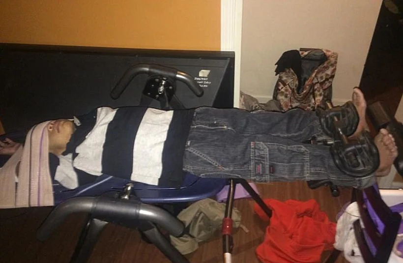 נקשר הפוך עם כיסוי עיניים - למשך שעות ואף ימים