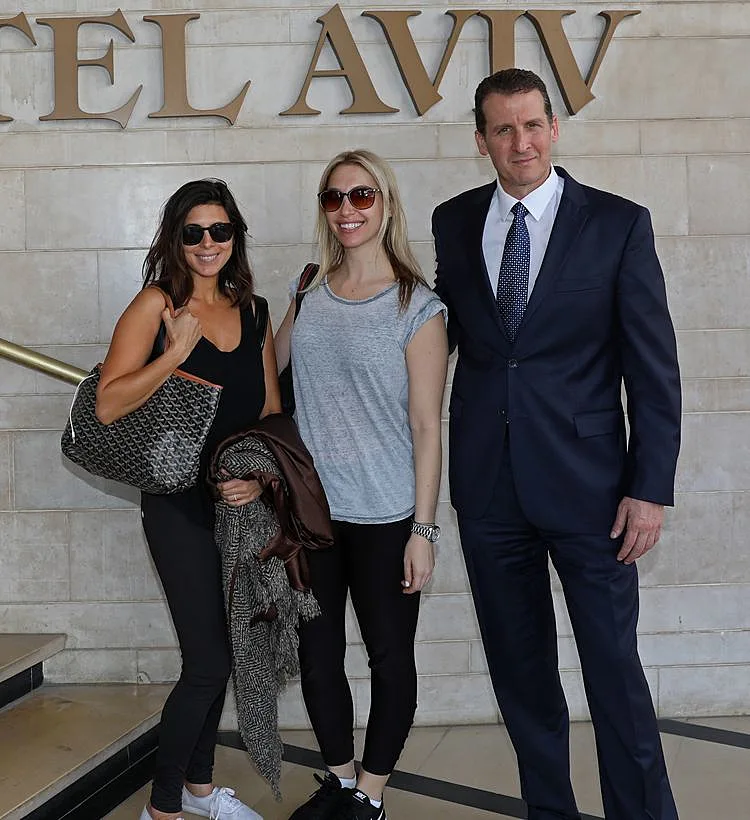 ג'יימי לין סיגלר, איתי אליעזר והמנהלת האישית