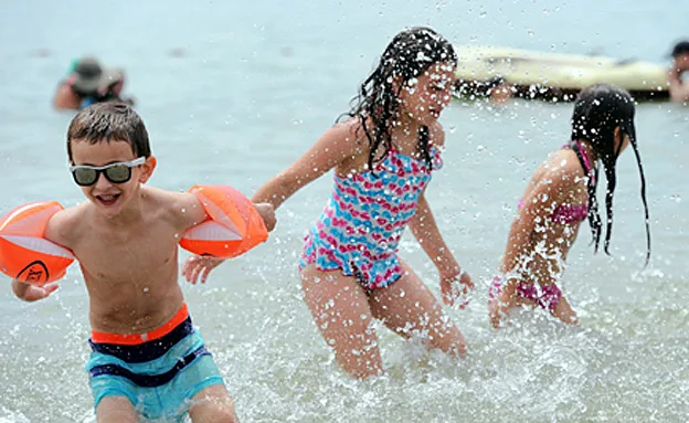 צילום בחופי רשות ניקוז ונחלים כינרת. תחזית, שרב, ילדים, ים