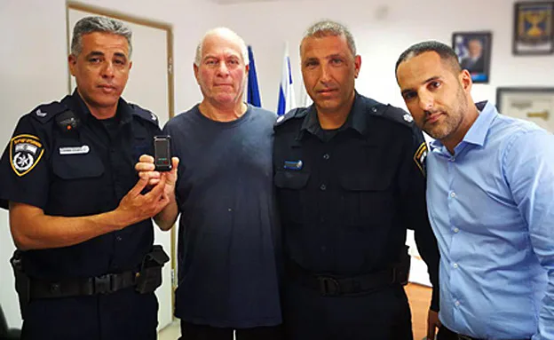 האב עם המכשיר הגנוב