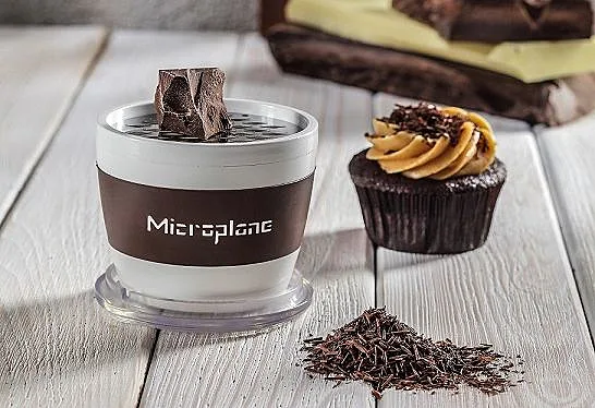 מגרדת השוקולד החדשה של המותג מיקרופליין. להשיג ברשת חנויות ארקוסטיל קיטצ'ן. צילום יחצ