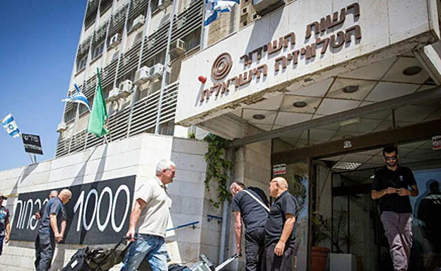 מזדכים על הציוד. בניין רשות השידור בי-ם