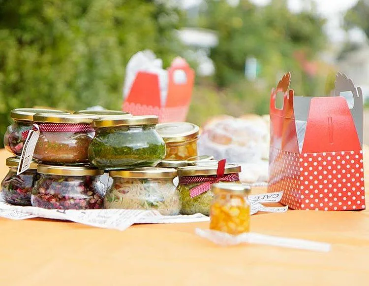 טרנד הצנצנות קצת שחוק, אבל פה זה ממשיך לעבוד