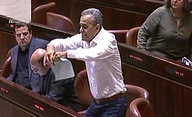 צפו בסערה במהלך הדיון במליאה