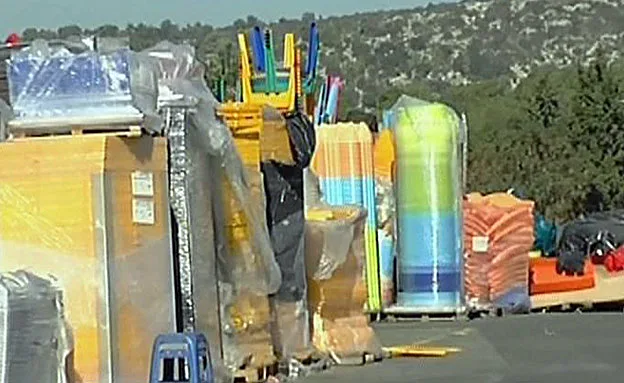 מפעל פלסטיק. לא להשליך למדורה