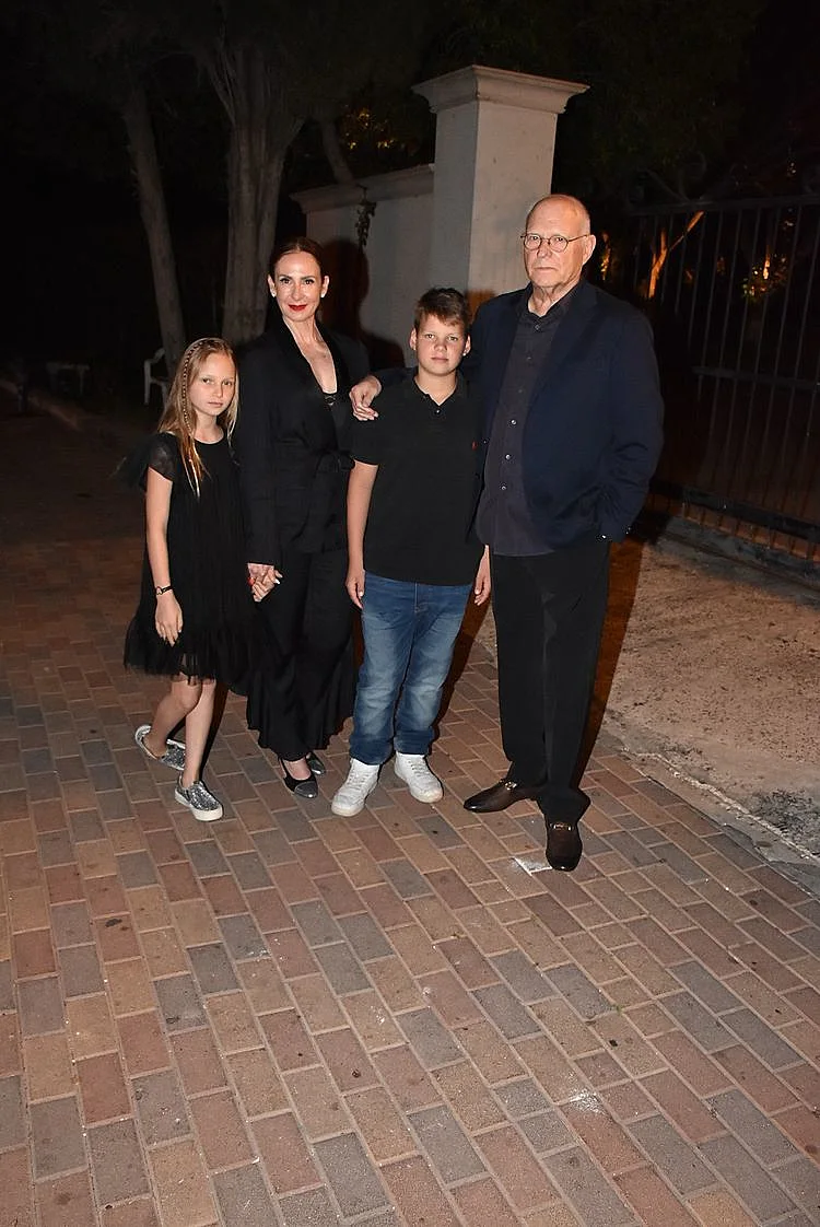 לאה וצחי שנירר עם הילדים