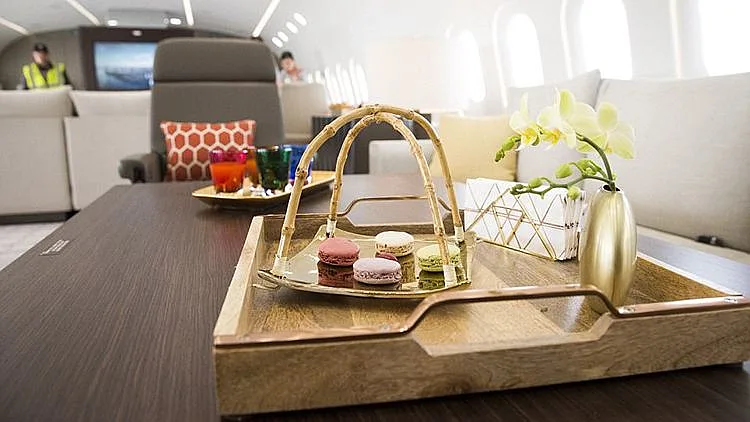 חדרי הבידור היוקרתיים מצוידים בחלונות גדולים במיוחד, וכוללים 18 מיטות מחלקה ראשונה וטרקלין מרכזי