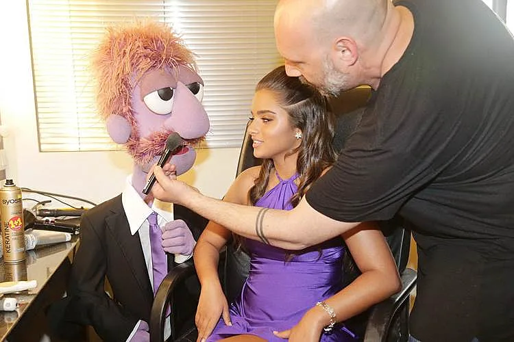 טאץ' אפ אחרון לפי שמתחילה התכנית