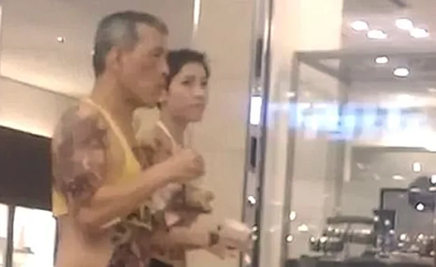 חולצת בטן וקעקועים - זמניים