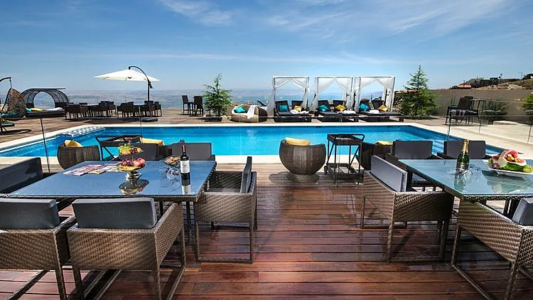 נוף מהבריכה. שאטו גלילי