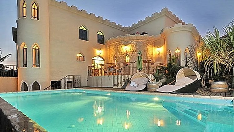 ג'קוזי, סאונה זוגית ובריכה. הטירה של איזבלה