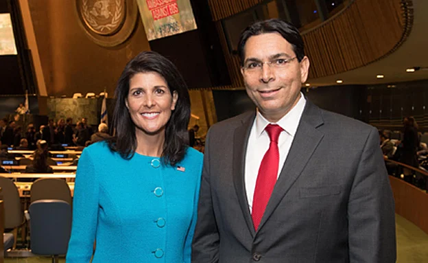 היילי לצד שגריר ישראל באו''ם דני דנון (שחר עזרן)