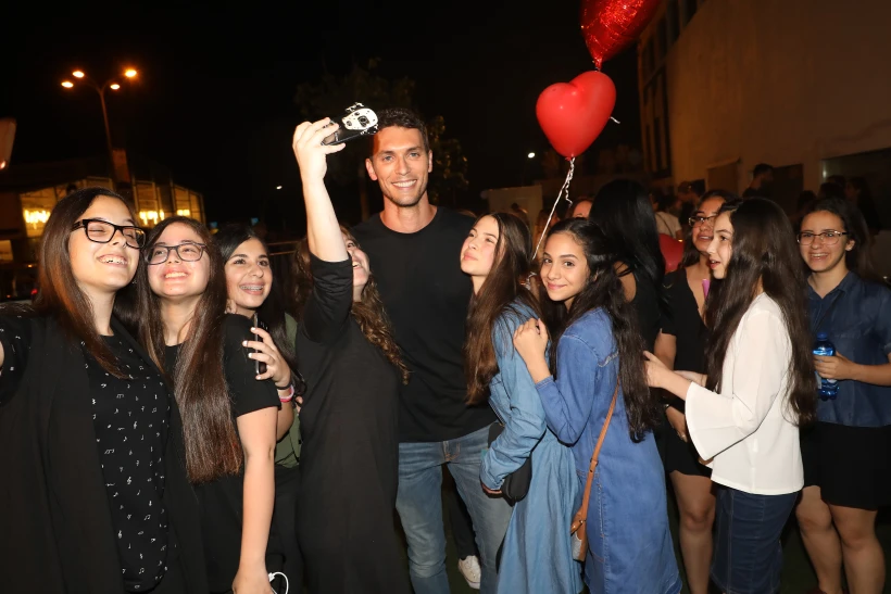 סקעת ברח, אני עם המעריצות. עידן רול