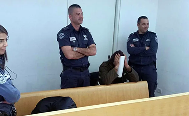 השניים בבית המשפט, ארכיון